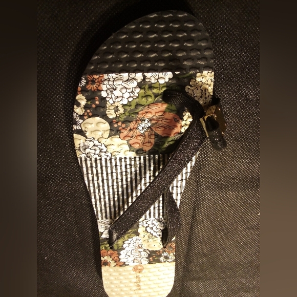 Lindsay Phillips -Floral Design Sandals W/Gold Bow Button Katie #520201, Size 7 - Picture 5 of 11